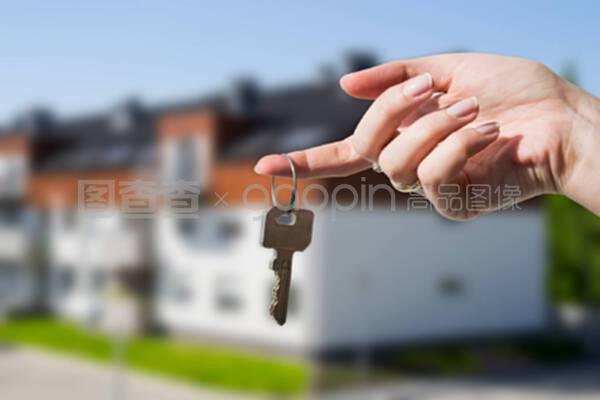 拿新房子鑰匙的女人 房屋銷售代理服務的溫情與專業